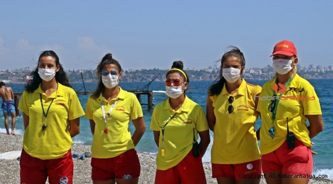 Kadın cankurtaranlar görenleri boğulmaya yöneltiyor