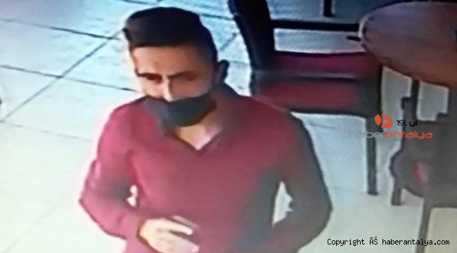 Kafede bahşiş kutusundan hırsızlık kamerada