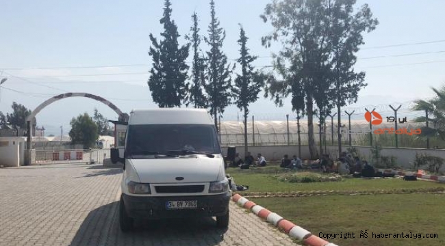 Kaş'ta 33 kaçak göçmen yakalandı