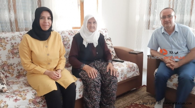 Kaymakamlık personeli şehit annesini ziyaret etti