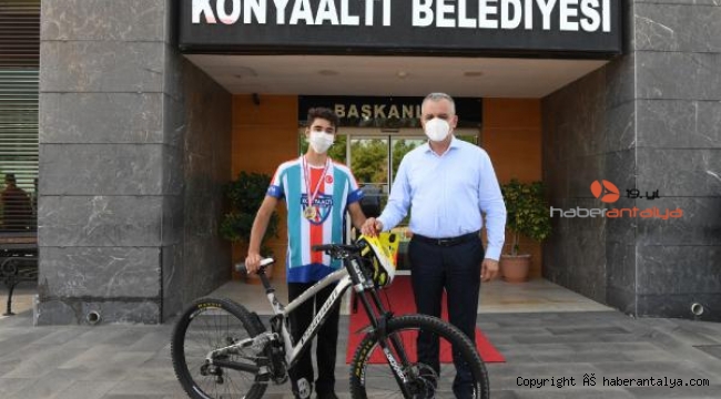 Konyaaltı bisikletçisi Emir Altuğ Yurt, 'Downhill' şampiyonu