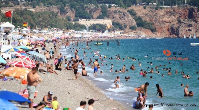 Konyaaltı sahilinde tehlikeli yoğunluk