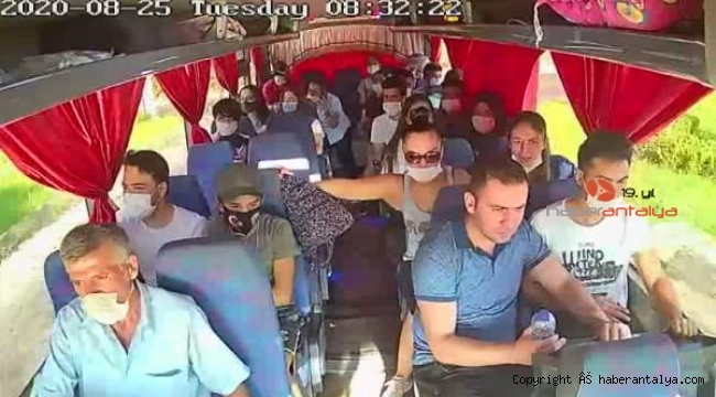 Midibüsün kırmızı ışıkta bekleyen 4 araca çarptığı feci kaza kamerada