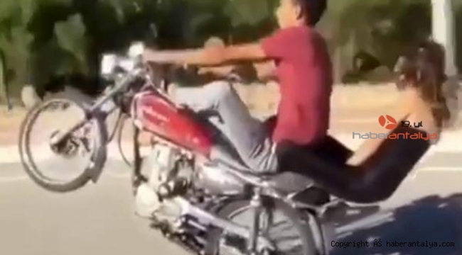 Motosikletle tek teker üzerinde tehlikeli yolculuk