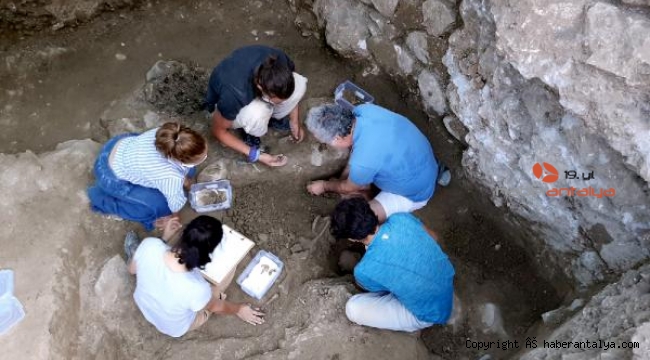Myra Antik Kenti'nde, hepsi bir arada 50'den fazla heykelcik bulundu