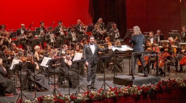 Operanın perdesi açılıyor