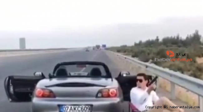 Otoyol kenarında oturup, havaya ateş açan sürücü yakalandı !