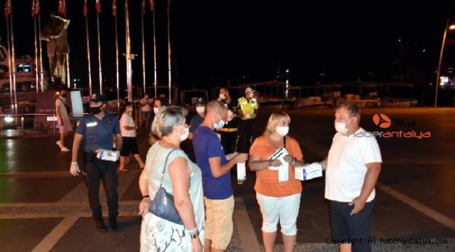 Polis turistlere maske dağıttı
