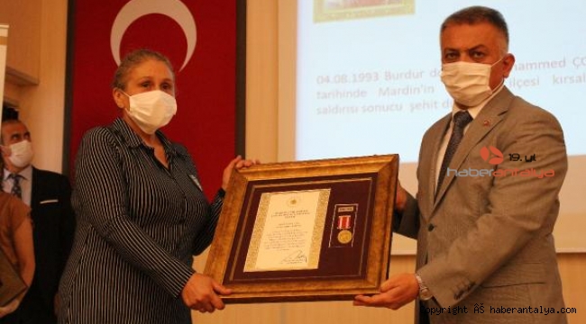 Şehit yakınları, madalyaları gözyaşlarıyla aldı