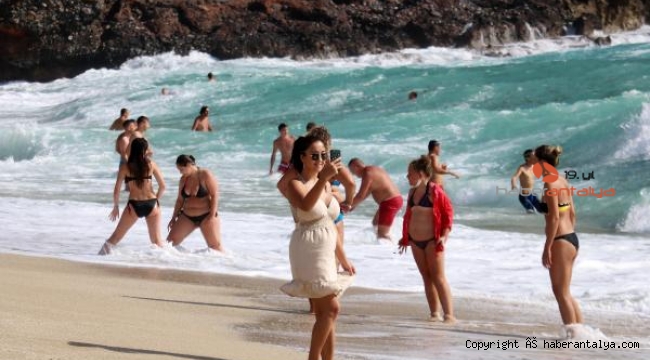 Alanya'da turistlerin 'dalgalı deniz' keyfi