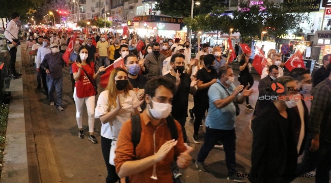 Antalya'da meşaleli cumhuriyet yürüyüşü