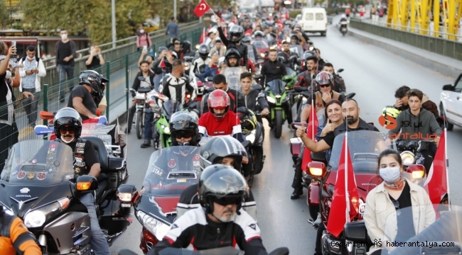 Antalya'da motosikletli kortejle Cumhuriyet kutlaması