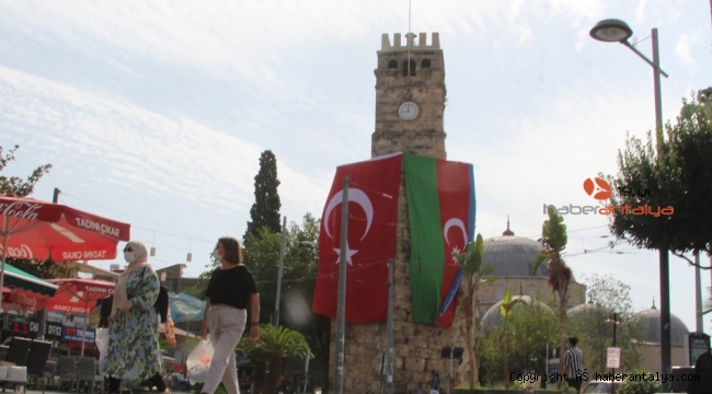 Antalya'nın sembollerinde Azerbaycan bayrakları dalgalanıyor