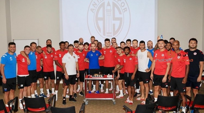Antalyaspor'da antrenman öncesi doğum günü sürprizi