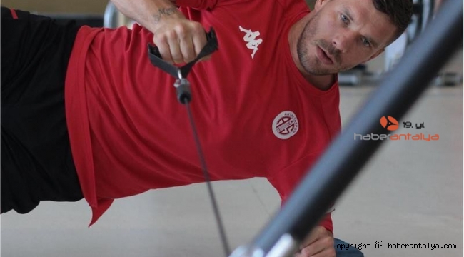 Antalyaspor'da Podolski ilk 11'e dönüyor
