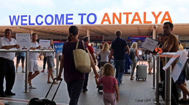 Antalya'ya, 18 ülkeden 108 uçakla 45 bin 502 turist geldi