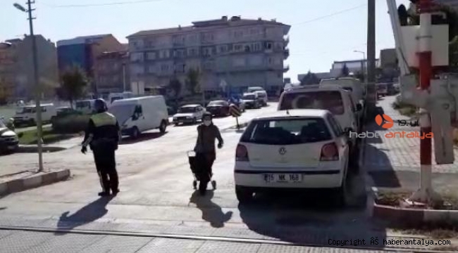 Aracını bariyerin altına bırakıp, alışverişe gitti