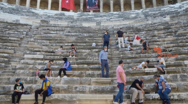 Aspendos Tiyatrosu'nda satranç turnuvası
