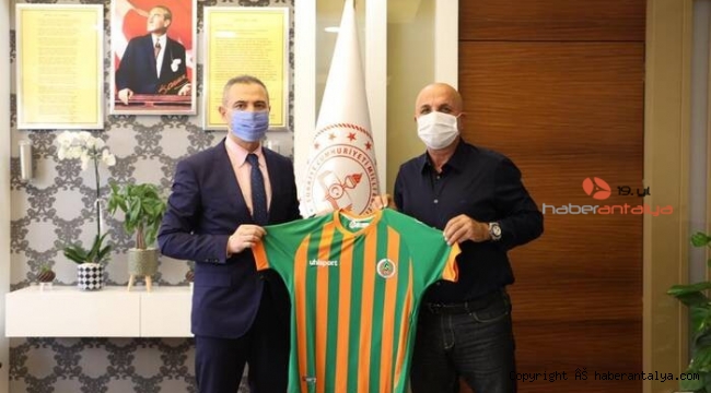 Başkan Çavuşoğlu'ndan İl Milli Eğitim Müdürü Er'e forma