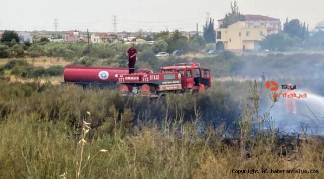 Çalılık alanda korkutan yangın