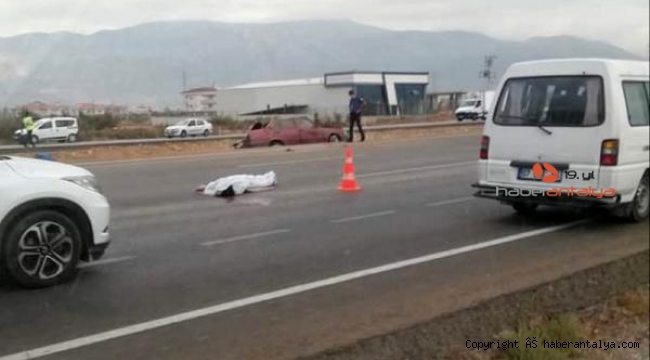 Devrilen otomobilden yola fırlayan sürücü Burak, öldü
