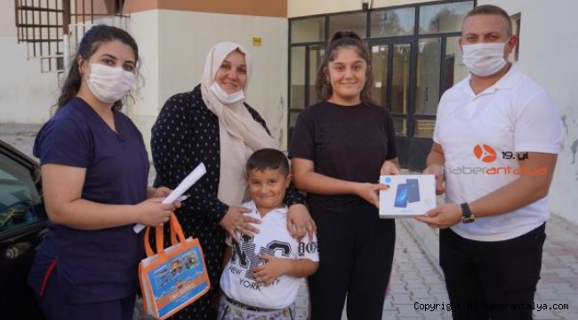 Finike'de öğrencilere tablet