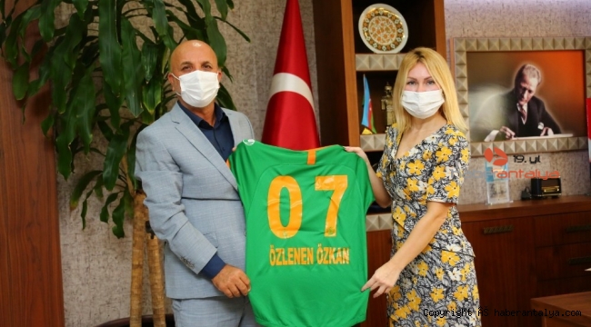 Hasan Çavuşoğlu'ndan Rektör Özkan'a forma