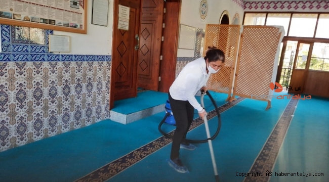 Kemer'de camiler temizlendi