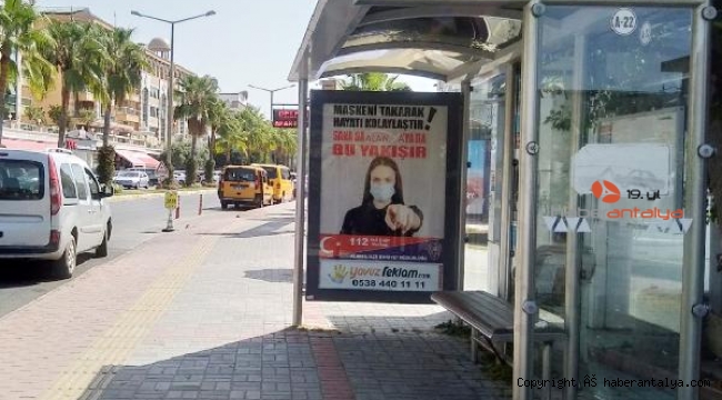 Koronavirüse karşı afişli uyarı