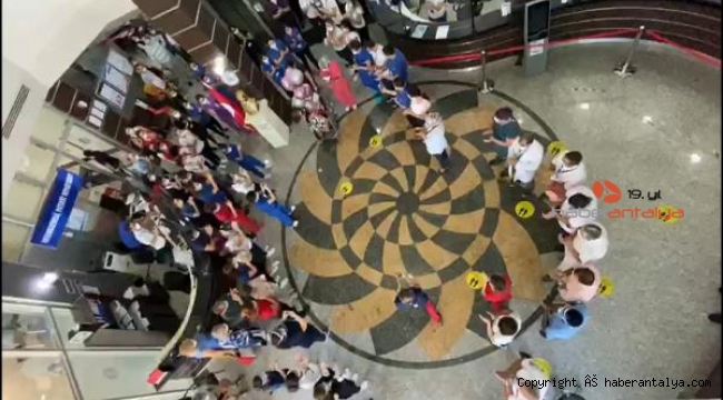 Koronavirüsü yenen hemşire, alkışlarla taburcu oldu