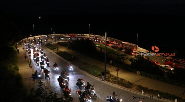 Mobil fener alayı Antalya'yı aydınlattı