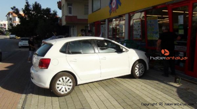 Otomobille alışverişe geldiği markete çarptı