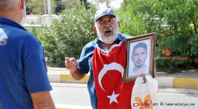 Şah damarına bıçak dayadı. Adliye önünde tek kişilik çığlık !