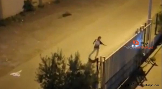 Sokak ortasında, hayali kişilerle kavga etti