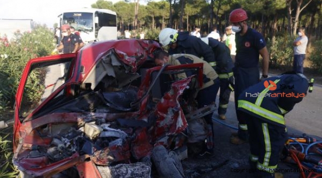 Tur midibüsüyle çarpışan otomobilin sürücüsü öldü