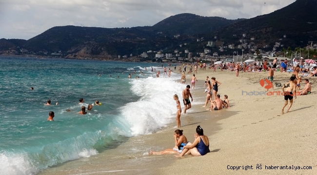 Turistlerin kapalı havada dev dalgalı deniz keyfi