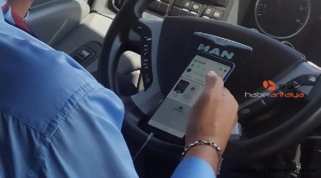 Yolcu otobüsü şoförü, seyir halindeyken cep telefonuyla oynayıp, çekirdek çitledi