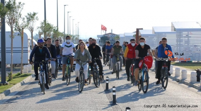 AK Partili Çokal gençlerle pedal çevirdi