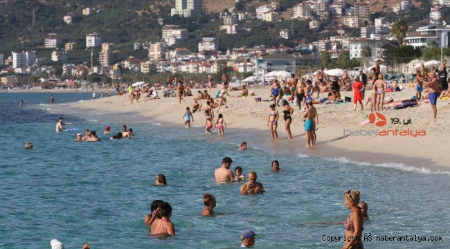 Antalya'da deniz keyfi devam ediyor