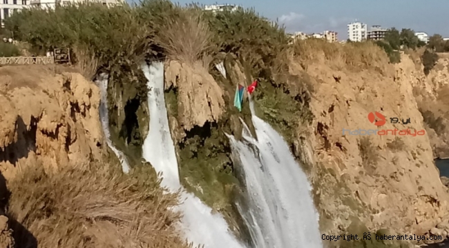 Antalya'da şelaleye Türkiye ve Azerbaycan bayrakları asıldı