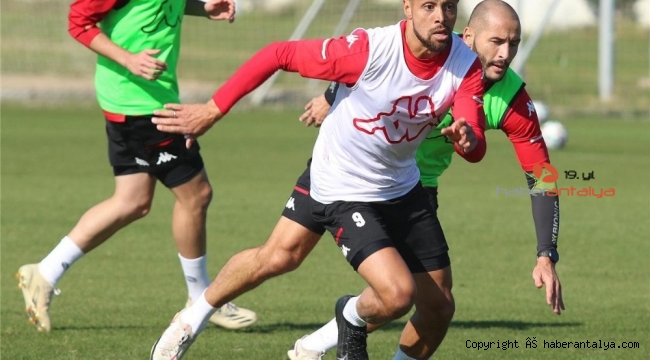 Antalyaspor'un kırmızı kartlarla başı dertte