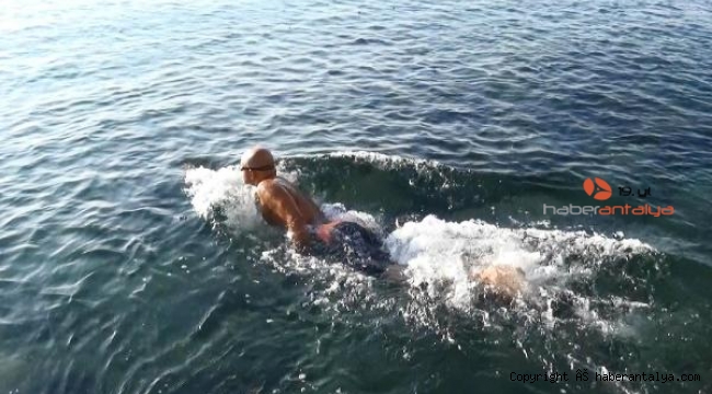 Atatürk'ü anmak için 10 kilometre yüzdü