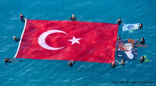 Atatürk'ü denizde Türk bayrağı ve posterle andılar