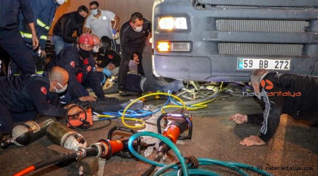Bisikletiyle TIR'ın tekerleği altında kaldı, itfaiye kurtardı