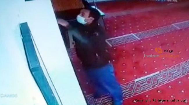 Camiye giren hırsız, bakın ne çaldı ?