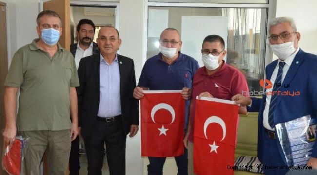 İYİ Parti'den esnafa bayrak