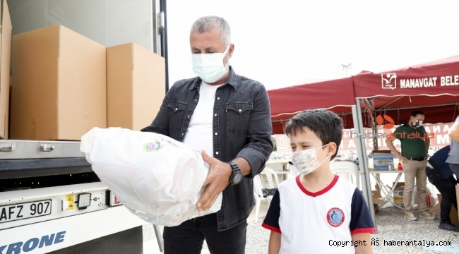 Kendi oyuncaklarından paket yapıp İzmir'e gönderdi