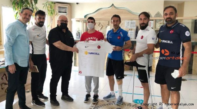 Kitabını ampute milli futbolcular için imzaladı