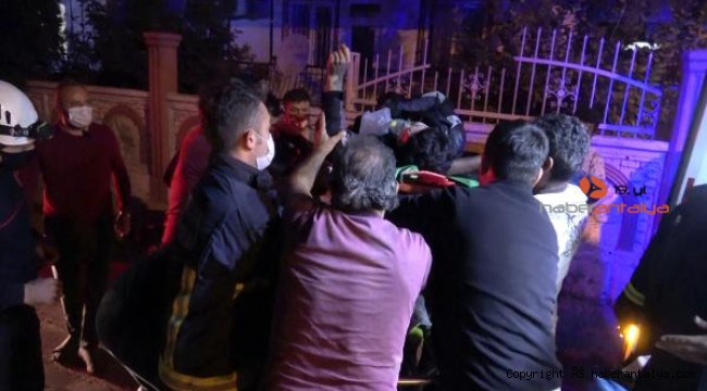 Metrelerce yükseklikten demir parmaklıklara çakıldı !