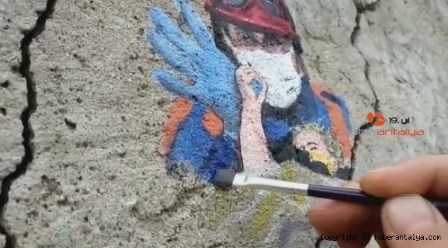 Minik Elif'in enkazdan kurtarılma anını, duvara resmetti
